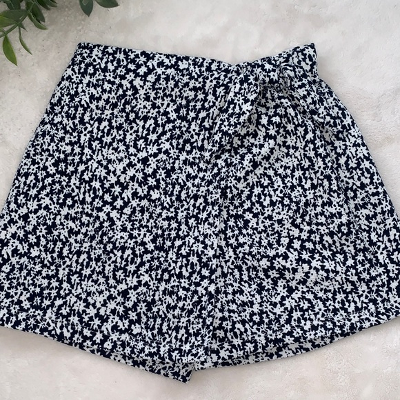 Zara Other - Zara Navy & White Wrap Skort 8 EUC Shorts Elastic Waist
